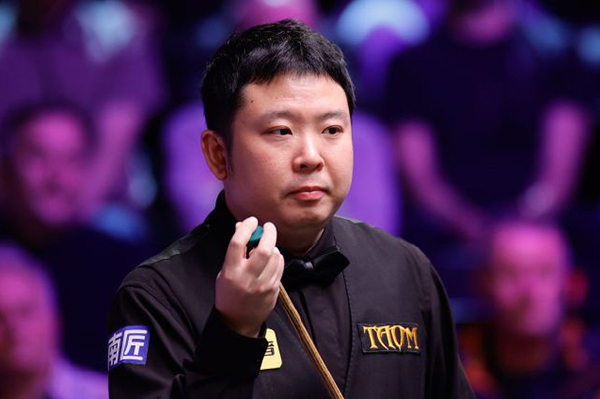 北京时间12月2日凌晨，2025斯诺克英锦赛正赛首轮继续在英国约克进行。一场焦点对决中，中国选手张安达在3-5落后的绝境下连救两个赛点，最终以6-5逆转15号种子加里·威尔逊，惊险闯入16强；1/8决赛他将与同胞赵心童上演“中国德比”。 比赛进程：五度平分，决胜局才见生死 开局互探：威尔逊打出单杆58分先声夺人，张安达随即回敬单杆87分、73分，以2-1反超。 中场胶着：第四局威尔逊多次上手扳平比分；休息归来他又凭借单杆52分、65分、91分，一度5-3拿到赛点。 绝境反击：背水一战的张安达先以83-35挽救一个赛点，第10局再轰单杆77分，5-5把比赛拖入决胜局。 决胜时刻：第11局两人均谨慎防守，威尔逊长台失准留下破绽，张安达上手打出单杆56分，最终以65-15锁定胜局，完成6-5绝杀。 数据盘点 张安达：全场3杆50+（87、73、77），1杆制胜，防守成功率78%。 加里·威尔逊：4杆50+（58、52、65、91），进攻火力略占优，但关键局失误致命。 赛后声音 张安达坦言：“3-5落后时我没想太多，只想把每一杆防守做好。最后能赢下来有些运气，但也证明坚持是有回报的。”谈到下轮与赵心童的“内战”，他希望“两人都能发挥出最好水平，为观众奉献精彩比赛”。 下一轮对阵 张安达 vs 赵心童（16进8，时间待定）。随着这场胜利，本届英锦赛已有斯佳辉、吴宜泽、庞俊旭、<a href=/sports/zibo/dingjunhui/ target=_blank class=infotextkey>丁俊晖</a>、赵心童、张安达共6名中国选手跻身16强，刷新历史最佳战绩。