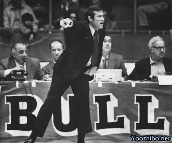 1970-71赛季,迪克-莫塔如何引领芝加哥<a href=/basketball/zibo/bulls/ target=_blank class=infotextkey>公牛</a>队逆袭,揽获最佳教练殊荣